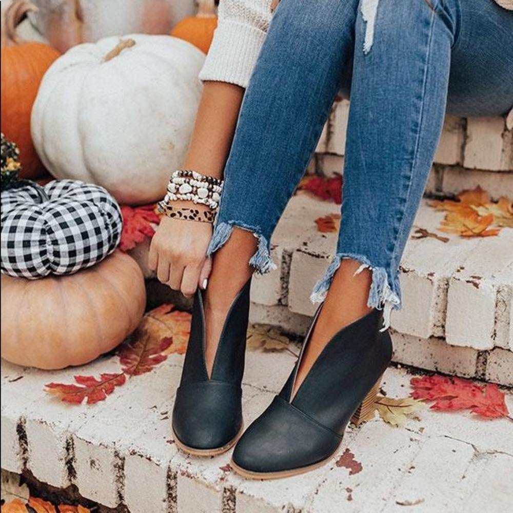 Black Valerie Front V-cut Closed Toe Heel Bootie